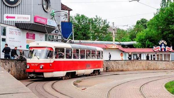 У Києві обстріляли трамвай. По вікнах трамвая на Відрадному стріляли невідомі, їх шукає поліція.