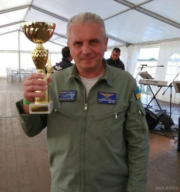 Український льотчик переміг на міжнародному авіапоказі. Українець Олександр Оксанечко здобув перемогу, завдяки "бездоганному, найкращому динамічному показі" на престижному авіаконкурсі у Чехії.