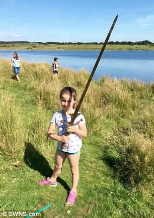 Юна британка витягла з озера "меч короля Артура". Вікенд семирічної школярки з Великобританії можна офіційно назвати легендарним!