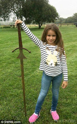 Юна британка витягла з озера "меч короля Артура". Вікенд семирічної школярки з Великобританії можна офіційно назвати легендарним!