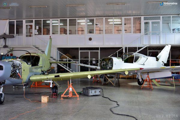 В Україні розробили новий одномоторний літак Y1 "Дельфін". Одеський авіаційний завод розробив новий легкий 4-х місцевий одномоторний літак Y1 "Дельфін".