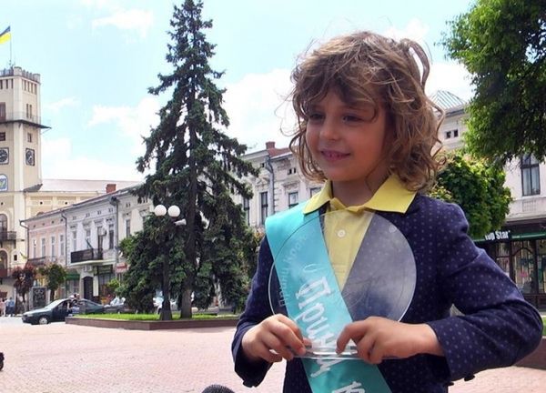  Українець став "Принцем світу-2017". У Болгарії на Міжнародному фестивалі краси Принц і принцеса світу 2017 перемогу здобув 7-річний коломиянин