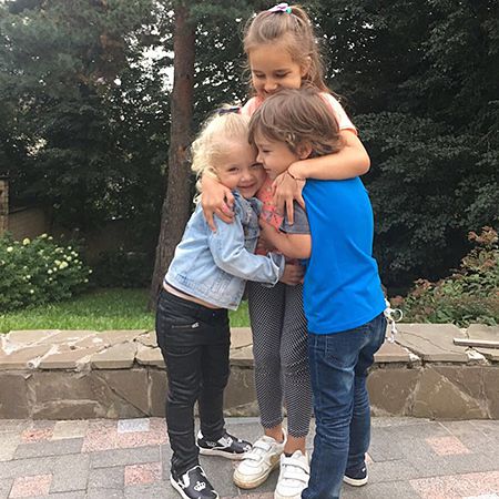 Діти Алли Пугачової без розуму від дочки Крістіни Орбакайте (фото). Незважаючи на те що Клавдія старше Лізи і Гаррі, дівчинка із задоволенням спілкується з малюками і піклується про них.