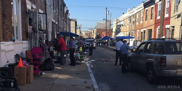 У Філадельфії автомобіль в'їхав у натовп людей, є постраждалі. Під час вуличної вечірки у Філадельфії жінка на автомобілі в'їхала у натовп людей, постраждали 8 людей.