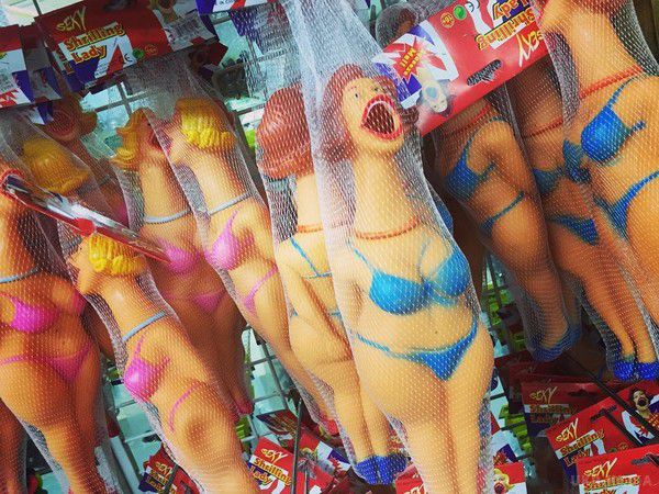 І сміх і гріх: іграшки з Китаю, які порушать будь психіку. Асортимент дитячих магазинів 21-го століття просто неймовірний.