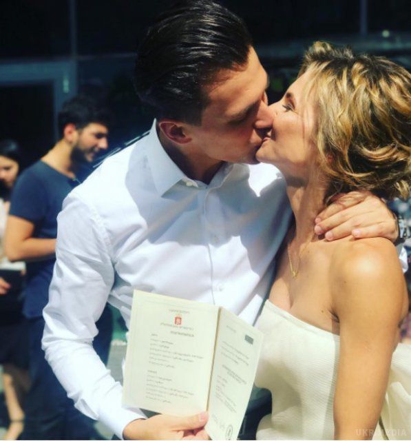 Український красень-ведучий одружився. Один з ведучих "Євробачення-2017" та колишній учасник шоу "Танці з зірками" Олександр Скічко офіційно одружився зі своєю коханою.