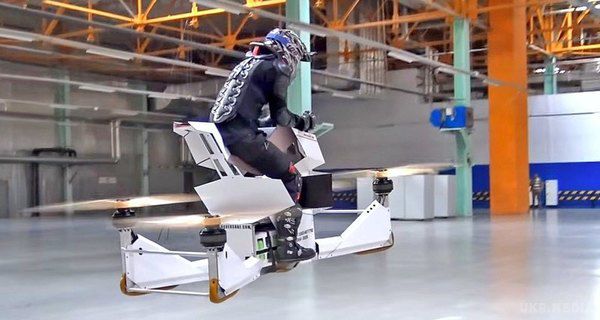 У Росії випробували літаючий мотоцикл (відео). Пілот на летючому мотоциклі HoverBike S3 піднявся на висоту близько метра над землею і пролетів близько кілометра. 
