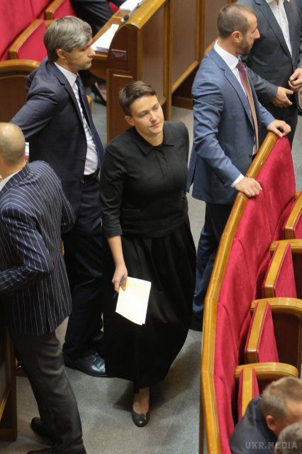  Скандальна  депутатка Савченко змінила імідж - народна черниця. На перше після канікул пленарне засідання Савченко з'явилася у чорному закритому жакеті та довгій чорній спідниці 