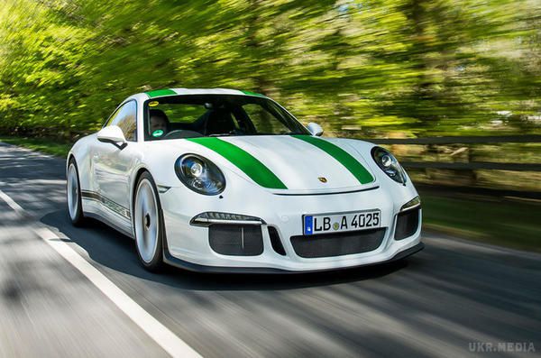 Porsche випустить «чисту» версію 911. Porsche готує до серійного виробництва «чисту» модифікацію купе 911 — автомобіль, який подарує власникам «задоволення від водіння на дорогах загального користування, а не тільки на гоночній трасі».