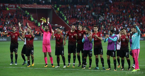 ЧС-2018: Туреччина обіграла Хорватію і наздогнала за очками Україну, як це було. Нападник Дженк Тосун приніс перемогу туркам після не кращої гри воротаря хорватів Даніеля Субашича.