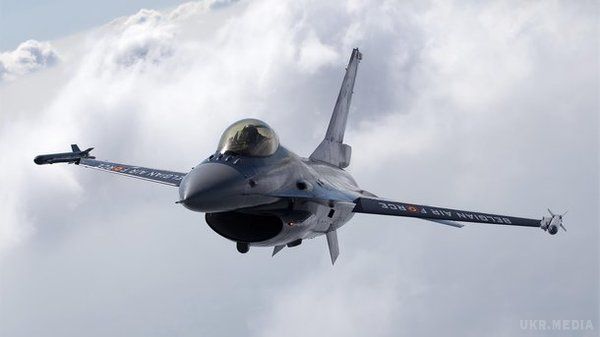 У США розбився винищувач Нацгвардії: доля пілота невідома. F-16 Fighting Falcon впав в 20 милях на північний захід від Саффорда, штат Арізона.