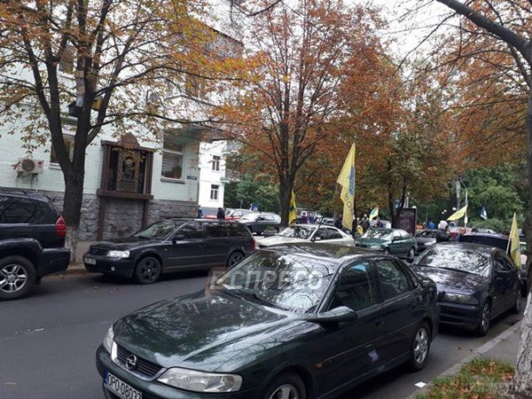  Мітингувальники перекрили рух по вулиці Грушевського під стінами Верховної Ради(відео).  Під Радою проходить мітингувальники  вимагаючи змінити правила розмитнення автомобілів.