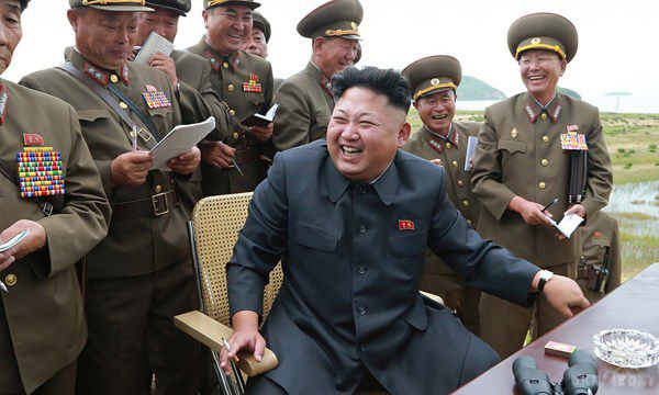 КНДР погрожує США новими ядерними випробуваннями. Високопоставлений північнокорейський дипломат попередив, що його країна готова відправити "більше подарунків" в Сполучені Штати, поки світові держави готують відповідь на останнє випробування ядерної зброї в Пхеньяні.