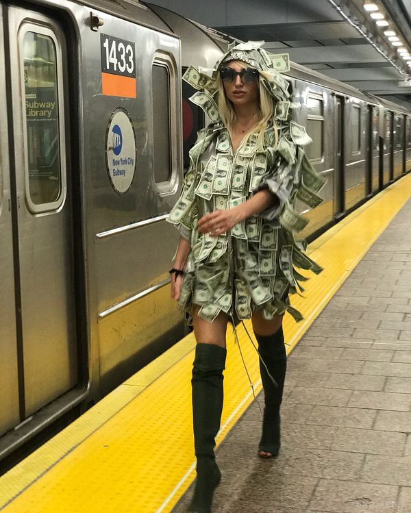 Зірка Playboy з'явилася у метро в сукні з доларів. Модель Playboy Вікторія Ксіполітакіс вирішила здивувати дивною акцією у нью-йоркському метро.