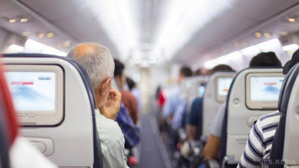 Не для слабкодухих! Колишня стюардеса демонструє найдивніші вчинки пасажирів. Не всі пасажири літаків ведуть себе спокійно та гідно.
