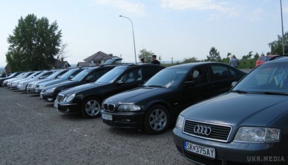 За місяць кількість автомобілів, які знаходяться в Україні незаконно, зросла майже на 12 тисяч – ДФС. Державна фіскальна служба повідомила 6 вересня, що в Україні незаконно перебуває 63 тисячі 900 автомобілів на іноземних номерах.