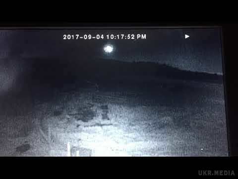 У Канаді впав величезний метеорит. Камера відеоспостереження на будівлі в канадському місті Келоуна зафіксувала, як величезний метеорит "приземлився" неподалік.
