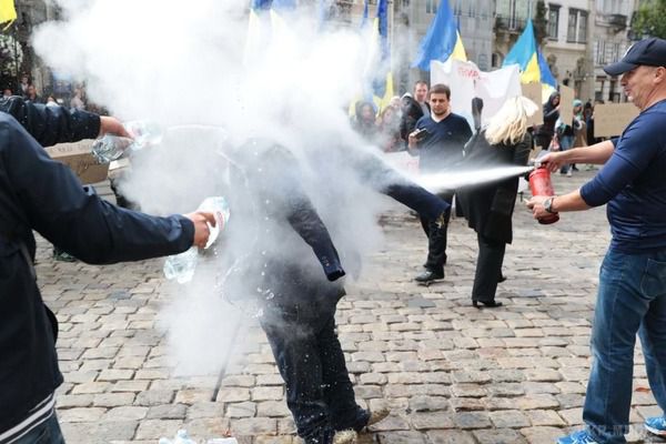 Громадська організація у Львові спалила Саакашвілі. Кілька десятків людей протестували під ратушею проти повернення в Україну екс-президента Грузії.