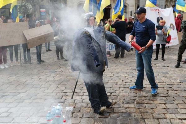 Громадська організація у Львові спалила Саакашвілі. Кілька десятків людей протестували під ратушею проти повернення в Україну екс-президента Грузії.