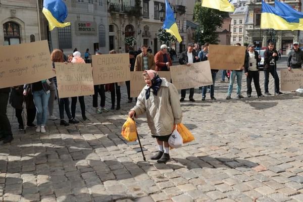 Громадська організація у Львові спалила Саакашвілі. Кілька десятків людей протестували під ратушею проти повернення в Україну екс-президента Грузії.