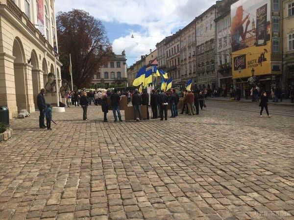 Громадська організація у Львові спалила Саакашвілі. Кілька десятків людей протестували під ратушею проти повернення в Україну екс-президента Грузії.