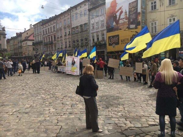 Громадська організація у Львові спалила Саакашвілі. Кілька десятків людей протестували під ратушею проти повернення в Україну екс-президента Грузії.