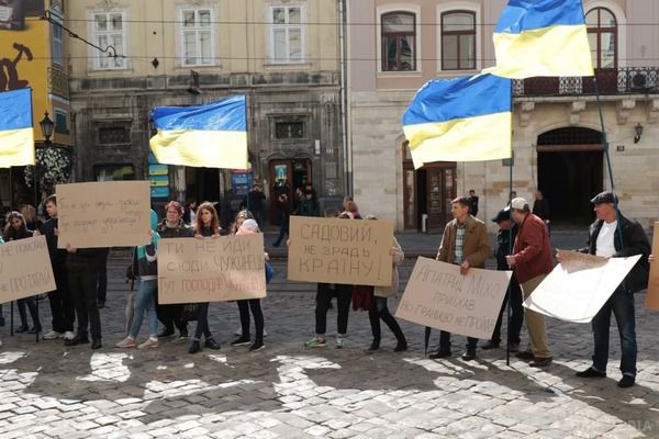 Громадська організація у Львові спалила Саакашвілі. Кілька десятків людей протестували під ратушею проти повернення в Україну екс-президента Грузії.