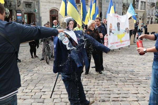 Громадська організація у Львові спалила Саакашвілі. Кілька десятків людей протестували під ратушею проти повернення в Україну екс-президента Грузії.