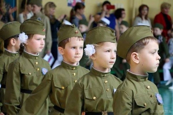 У російських школах вводять "п'ятихвилинки ненависті" для учнів. Дітей змусять переказувати новини, побачені на пропагандистському "Першому каналі".