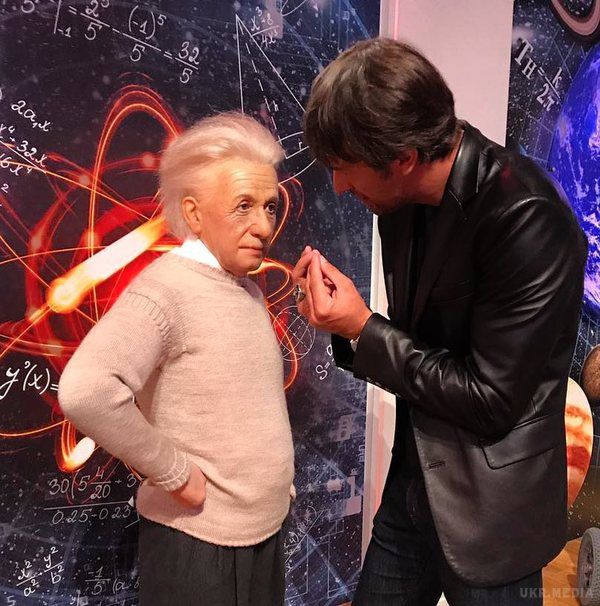 Шовковський сів на стіл Трампа і поставив запитання Ейнштейну (фото). Знаменитий воротар відвідав музей воскових фігур у Лондоні.