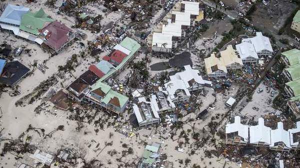 "Ірма" знищила острів Святого Мартіна  і націлилася на вілли знаменитостей (відео). В Атлантичному океані вирують вже три урагану, включаючи "Ірму" п'ятої категорії потужності.
