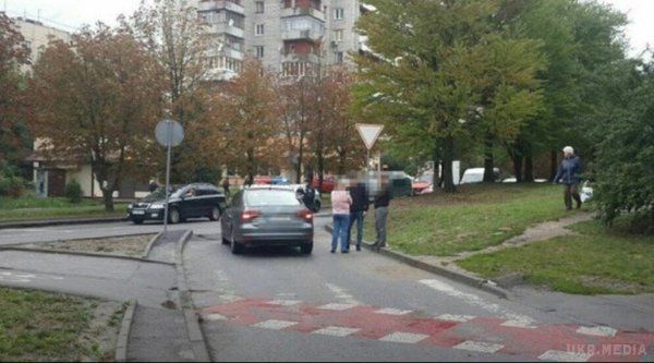 У Львові на пішохідному переході автівка збила жінку з двома дітьми. Обійшлося забоями та синцями.
