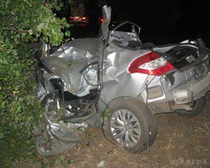 Смертельне ДТП під Херсоном: авто вилетіло на зустрічну смугу і врізалася в дерево. Загинула 21-річна дівчина.