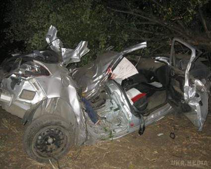 Смертельне ДТП під Херсоном: авто вилетіло на зустрічну смугу і врізалася в дерево. Загинула 21-річна дівчина.