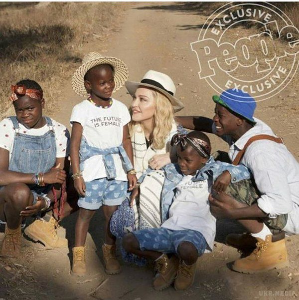 Мадонна разом з дітьми знялася для відомого видання. Сімейство знаменитої американської співачки Мадонни прикрасило обкладинку People.
