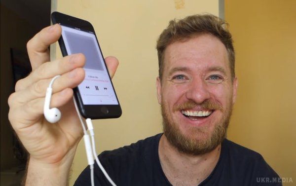 Зламав систему. Програміст з Китаю зробив в iPhone 7 робочий роз'єм для навушників. Програміст з Китаю Скотті Аллен вважає, що компанія Apple вчинила неправильно, прибравши з iPhone 7 роз'єм для навушників, і виправив цю незручність.