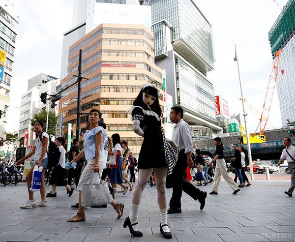 Жива лялька ходить по вулицях Токіо...лякає і захоплює своїм образом!. Ось так мода...
