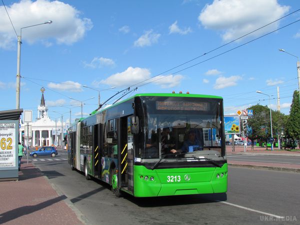 У Харкові пасажири тролейбусу побилися із водієм та кондуктором. Конфлікт виник через зупинку тролейбусу у зв'язку зі зникненням електроенергії.