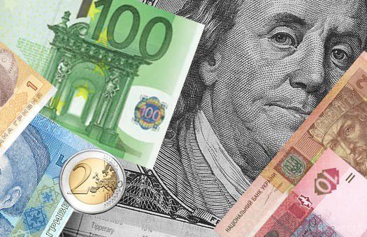 В Україні курси долара і євро підскочили до психологічних позначок. Євровалюта не коштувала так дорого з зими 2015 року.