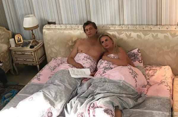 Анна Семенович показала постільний кадр з Олександром Домогаровим. Приводом для розмов став знімок співачки і артиста в ліжку.