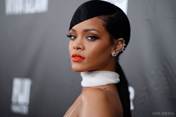 Ріанна опинилася в центрі обговорювань через взуття. Популярна співачка Rihanna викликала критику шанувальників через власні ноги.