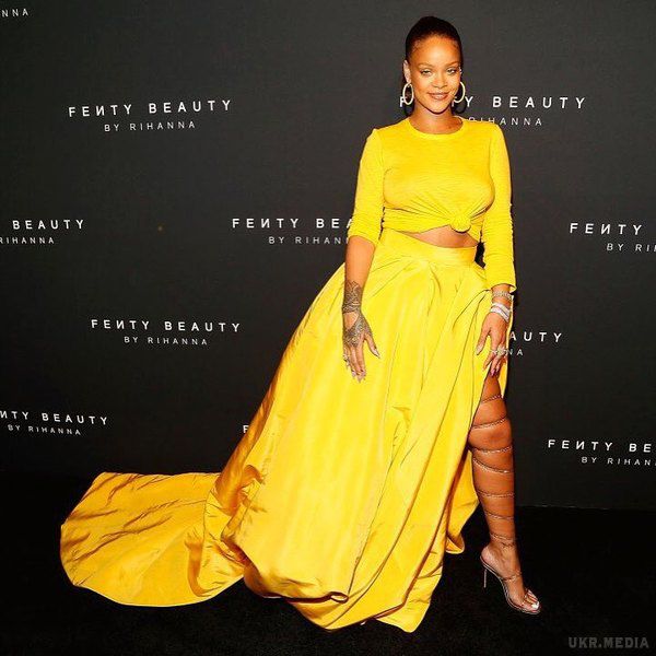 Ріанна опинилася в центрі обговорювань через взуття. Популярна співачка Rihanna викликала критику шанувальників через власні ноги.