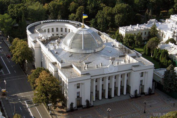 Рада відкрито знущається над працюючими українцями. Верховна Рада України знову показує поганий приклад для всіх трудящих українців.