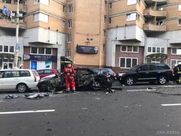 У центрі Києва біля Бесарабського ринку  прогримів потужний вибух, є постраждалі. На місці вже працюють рятувальники, поліцейські і медики.