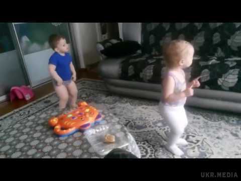 Малюки танцюють під Гриби: "Між нами тане лід" (відео). Танець малюків.