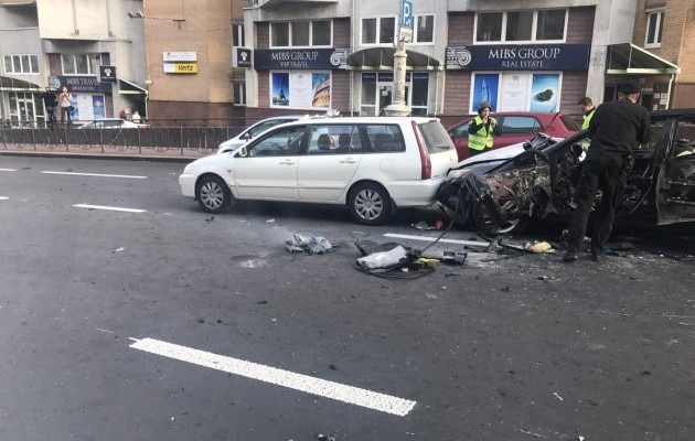 Поліція про вибух авто в центрі Києва -  чоловік загинув, жінці відірвало ногу. Чоловік загинув у результаті вибуху, дитина зараз перебуває в задовільному стані.