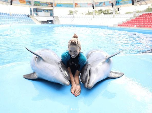 Віра Брежнєва порадувала свіжим знімком. Співачка відвідала дельфінарій.