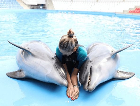 Віра Брежнєва порадувала свіжим знімком. Співачка відвідала дельфінарій.
