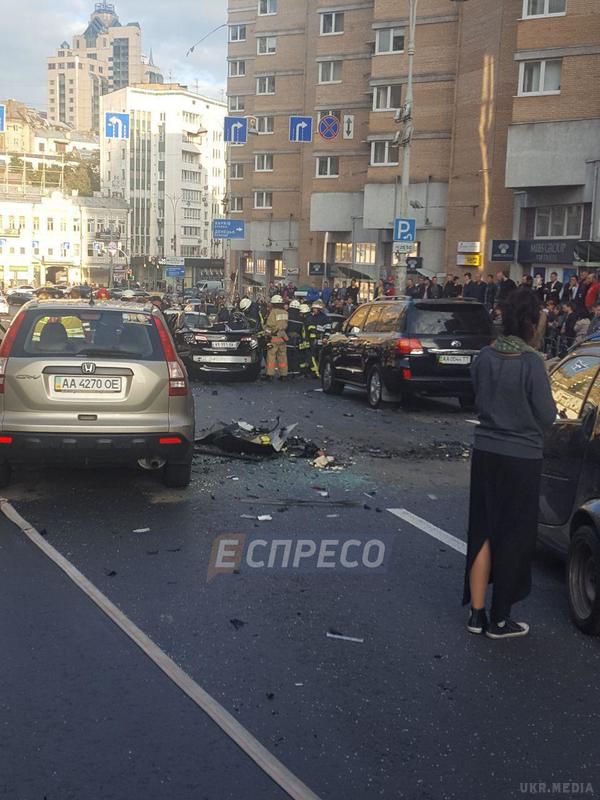 Біля "Арени Сіті" у Києві вибухнула автівка, є жертви. У центрі столиці неподалік від торговельно-розважального центру "Арена Сіті" на Бесарабці вибухнула легкова Toyota на грузинських номерах .