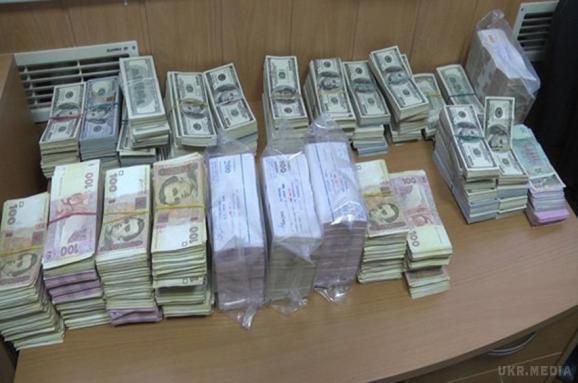 У Києві припинено діяльність конвертцентру з річним оборотом в 1 млрд гривень. За результатами обшуків вилучено близько 800 тисяч доларів.